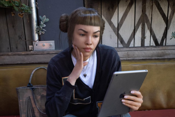 Lil Miquela: Virtualna vplivnica, ki briše meje med resničnostjo in fikcijo